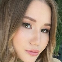 Amalia Davis Nue