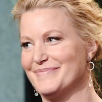 Anna Gunn Nue