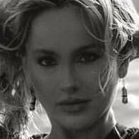 Anya Nicolodi Nue