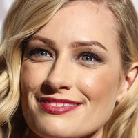 Beth Behrs Nue