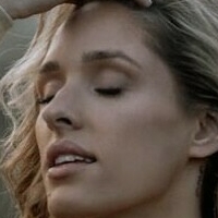 Emily Viuhkola Nue