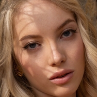 Emma White Nue