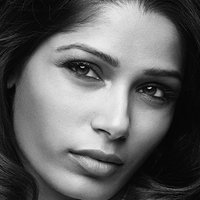 Freida Pinto Nue