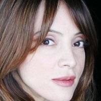 Frida Betrani Nue