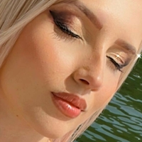 Isa Sudati Nue