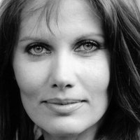 Maud Adams Nue