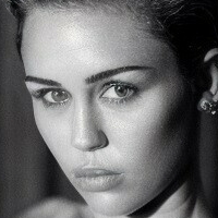 Miley Cyrus fakes Nue