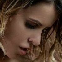 Model Sharona Nue