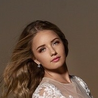 Nikola Dolezelova Nue