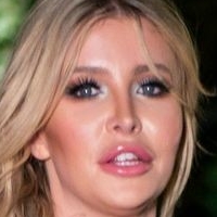 Sophia Hutchins Nue