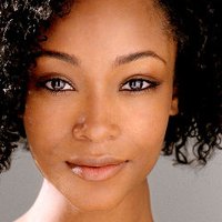 Yaya DaCosta Nue