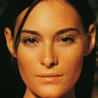 Zita Görög Nue