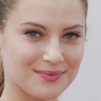 Zoe Levin Nue
